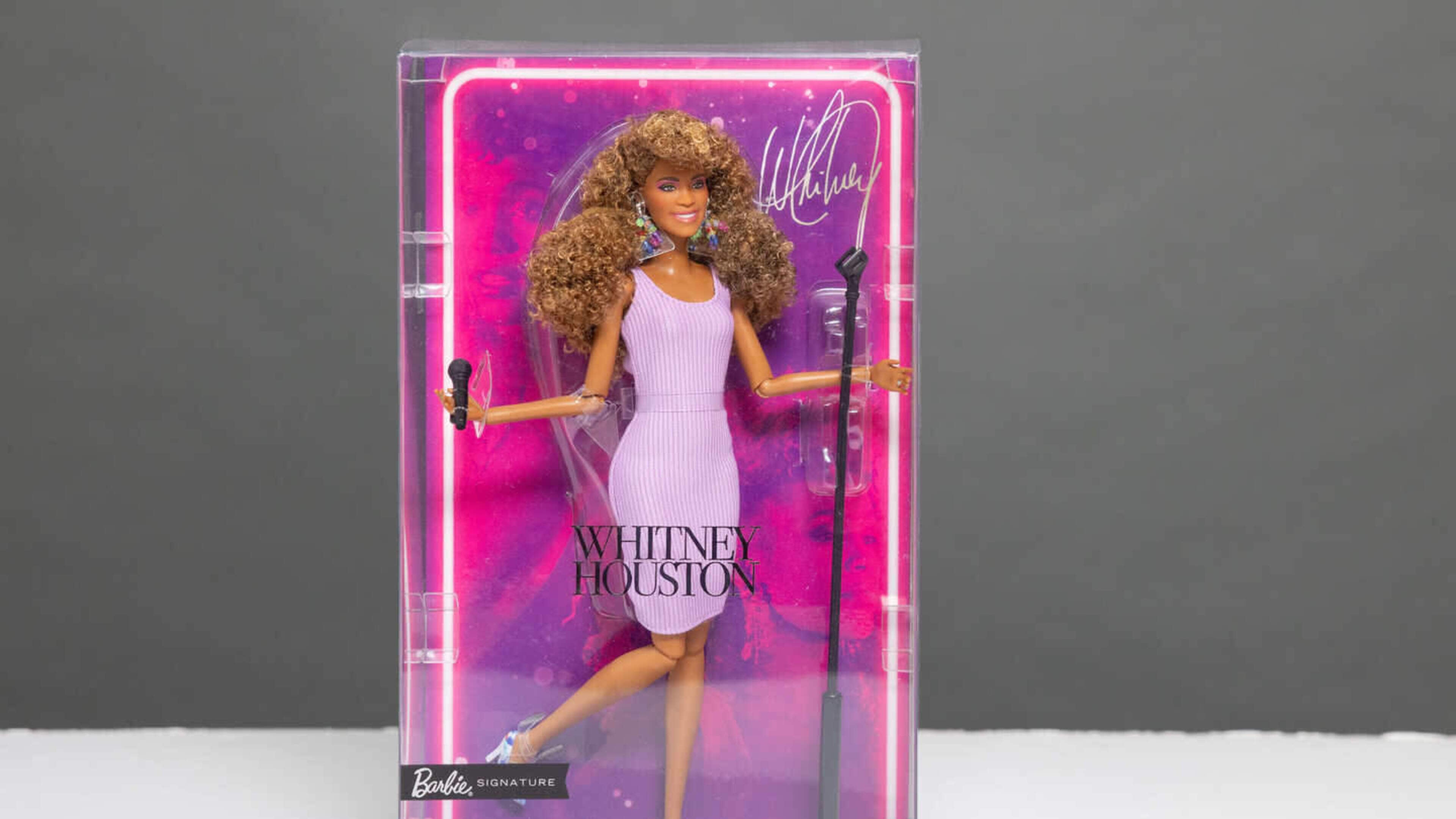 Whitney Houston krijgt 14 jaar na haar dood eigen barbiepop met iconische outfit